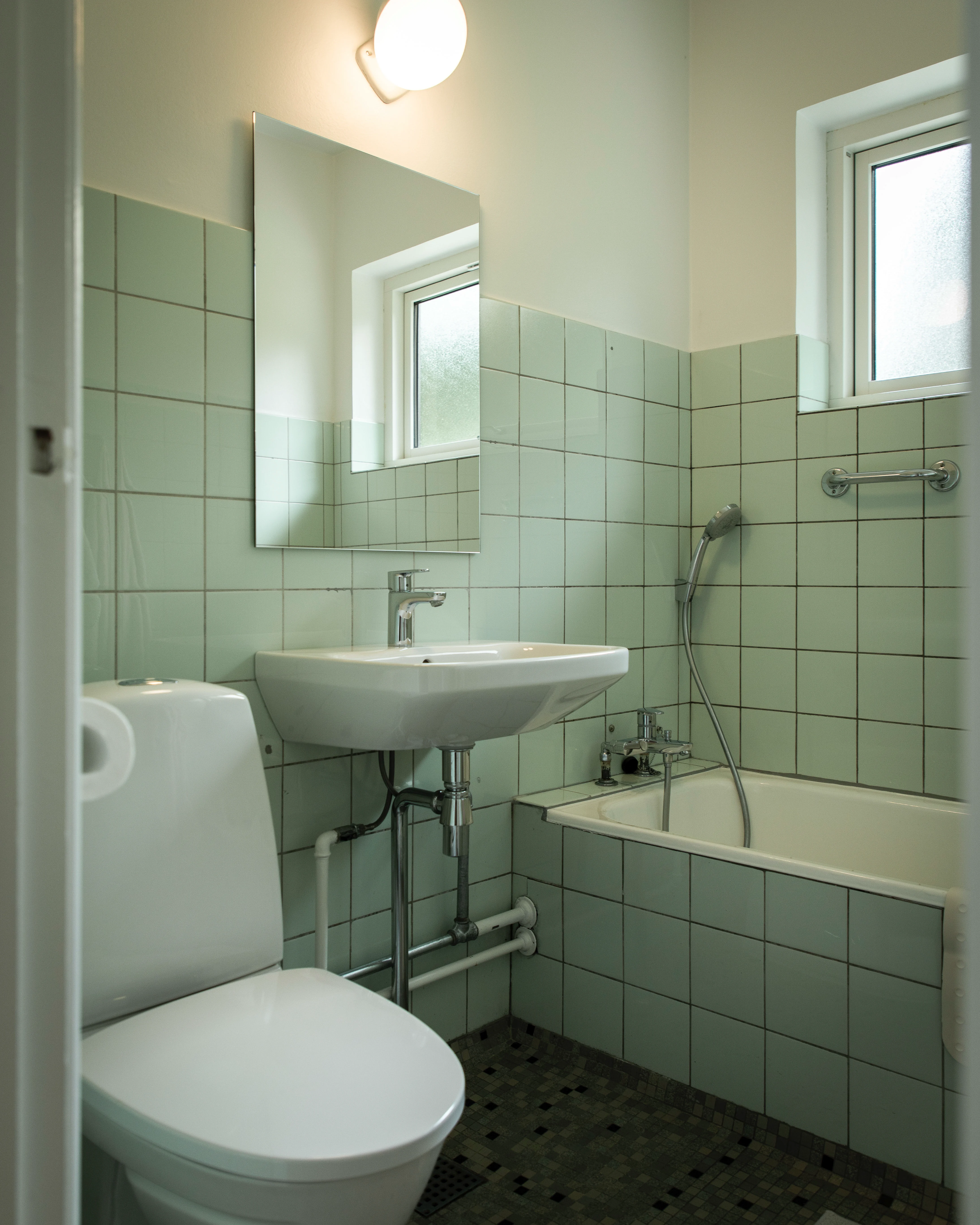 Køkken i renoveret sen-60’er etplanshus – opdateret funktion og roligt udtryk.